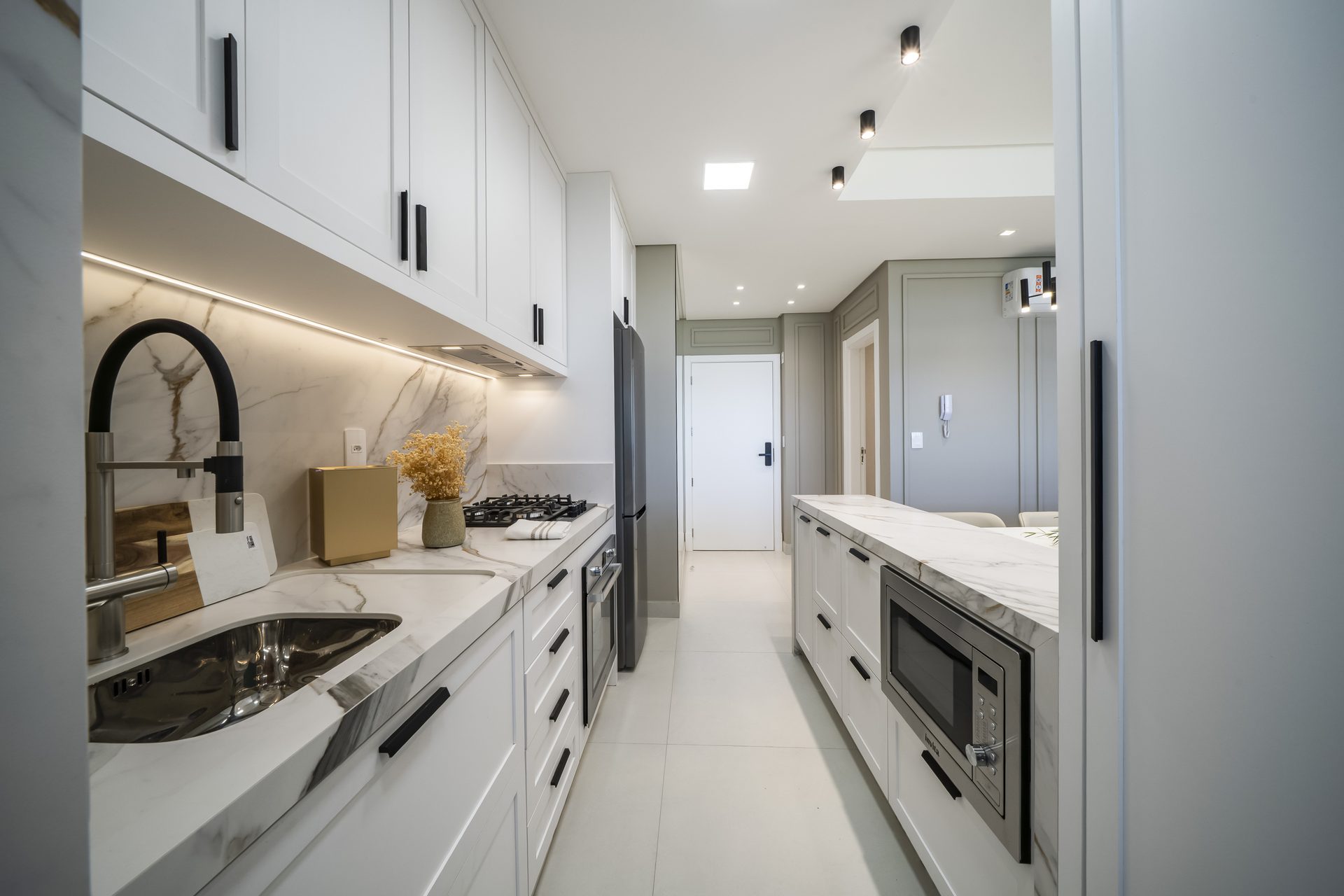 Detalhe da cozinha com eletrodomésticos