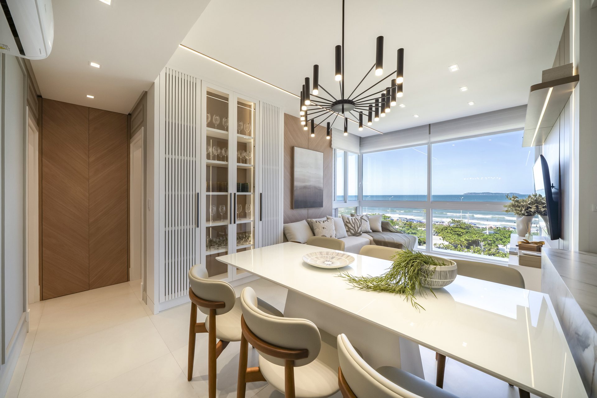 Living com vista panorâmica ao mar
