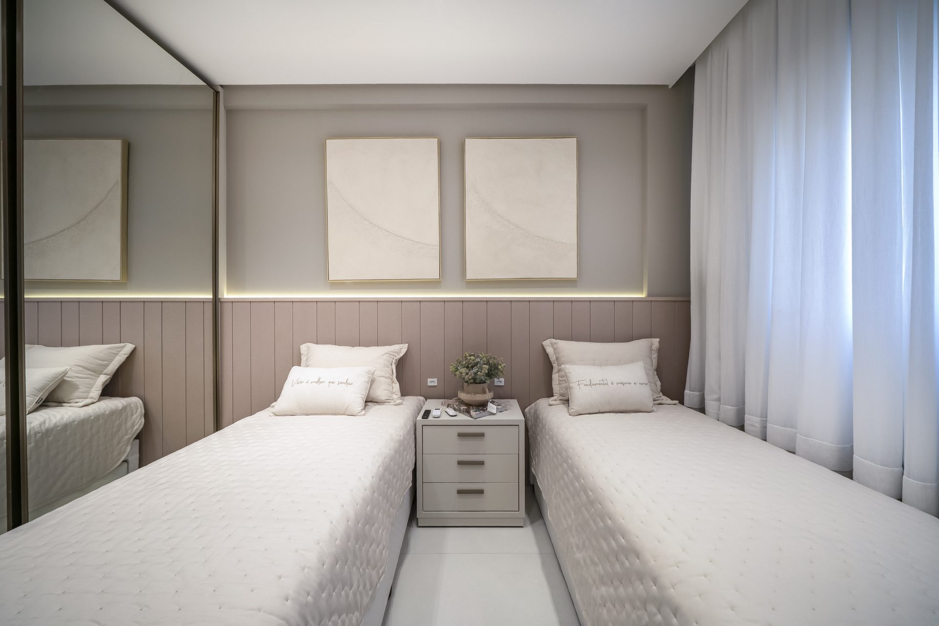 Segunda suíte com cama casal