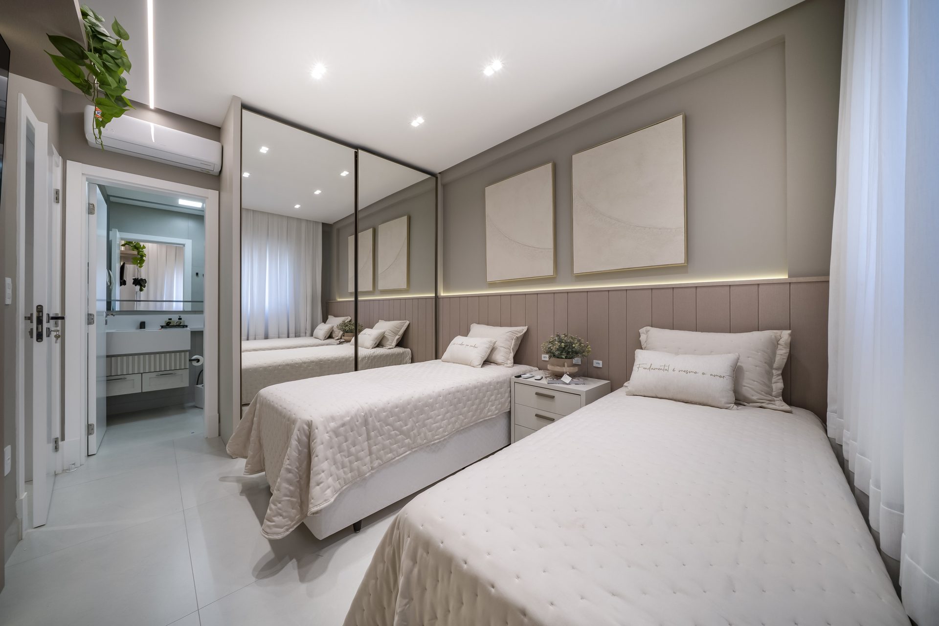 Quarto secundário com boa iluminação