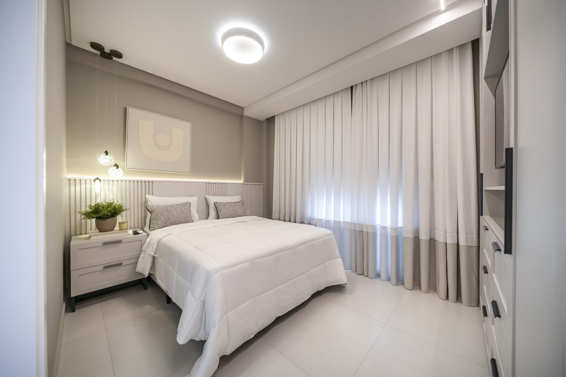 Suíte principal com cama casal e vista ao mar