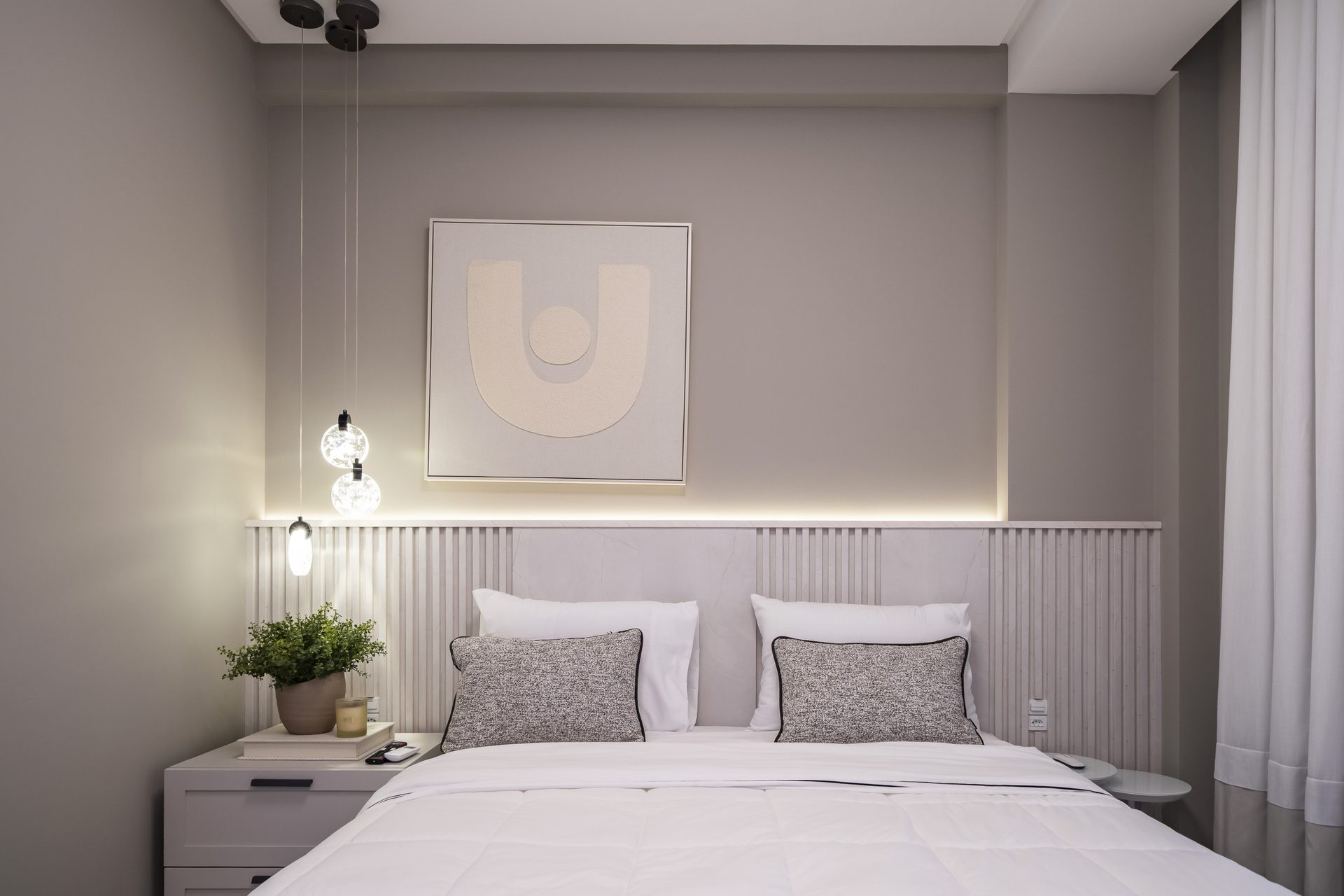 Quarto master com cabeceira e iluminação indireta