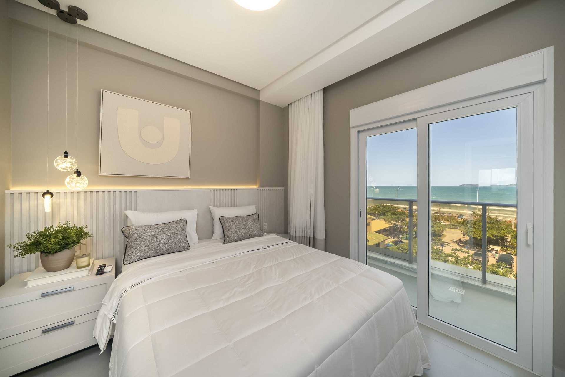 Cama casal com roupa de cama de qualidade